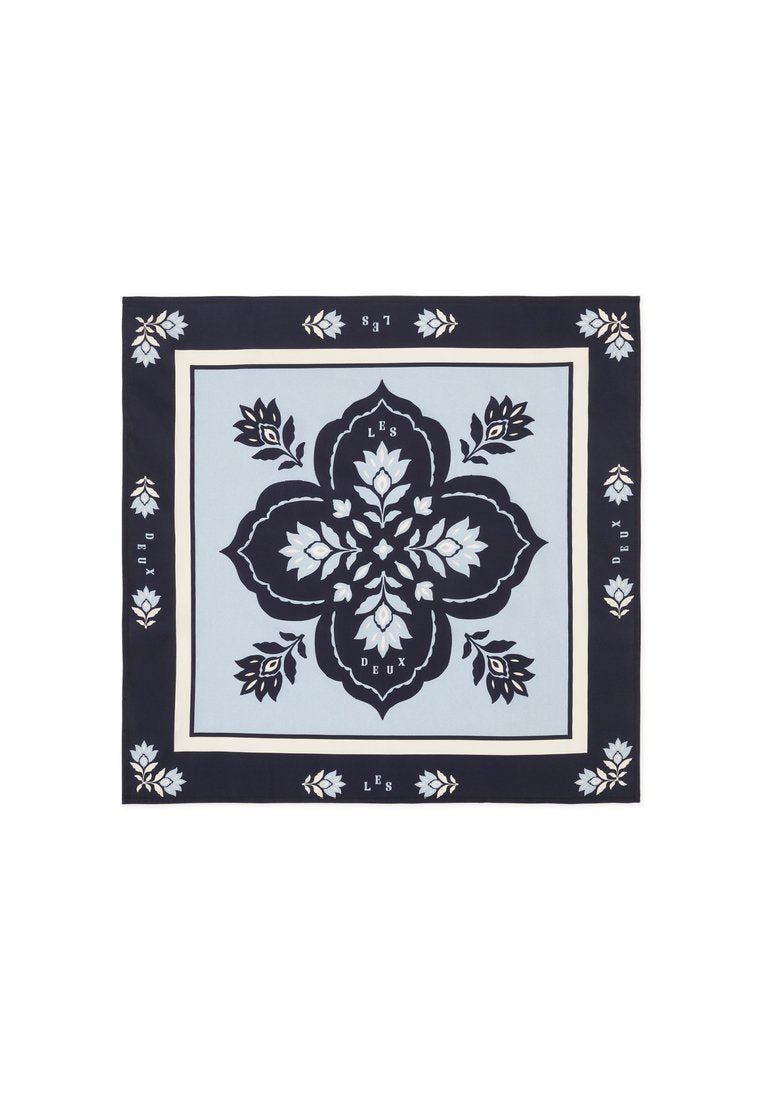 Marineblaues und hellblaues quadratisches Tuch mit floralem Muster, umrahmt von cremefarbenem Rand. Enthält den Text "LES DEUX", der in das Design eingewebt ist.