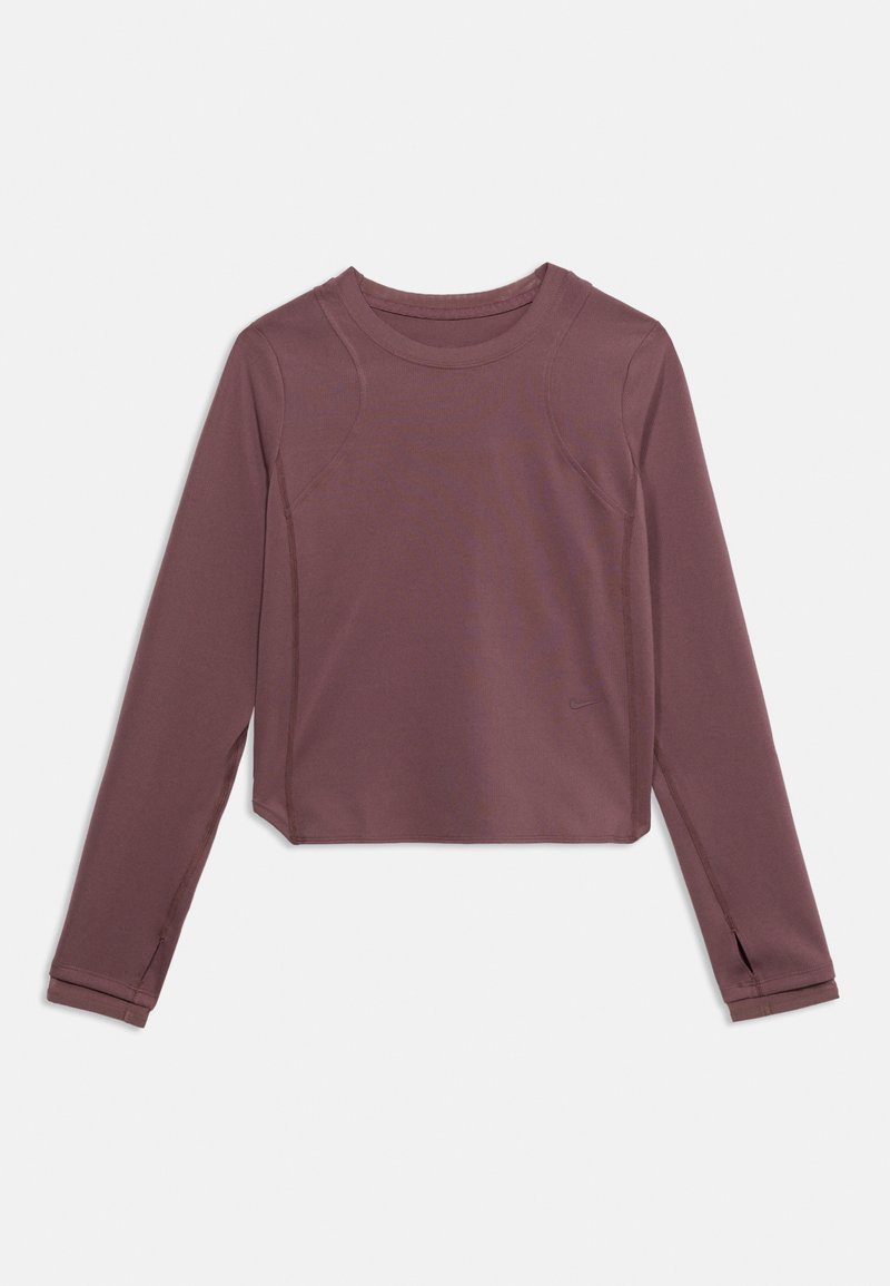 Langärmeliges, mauvefarbenes, bauchfreies Sportshirt mit Rundhalsausschnitt und Daumenlöchern an den Bündchen, flach auf weißem Hintergrund liegend.