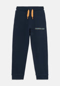 Marineblaue Sweatpants mit elastischem Bund, orangefarbenen Kordeln und dem "TIMBERLAND"-Logo in Blau und Orange auf dem linken Oberschenkel.