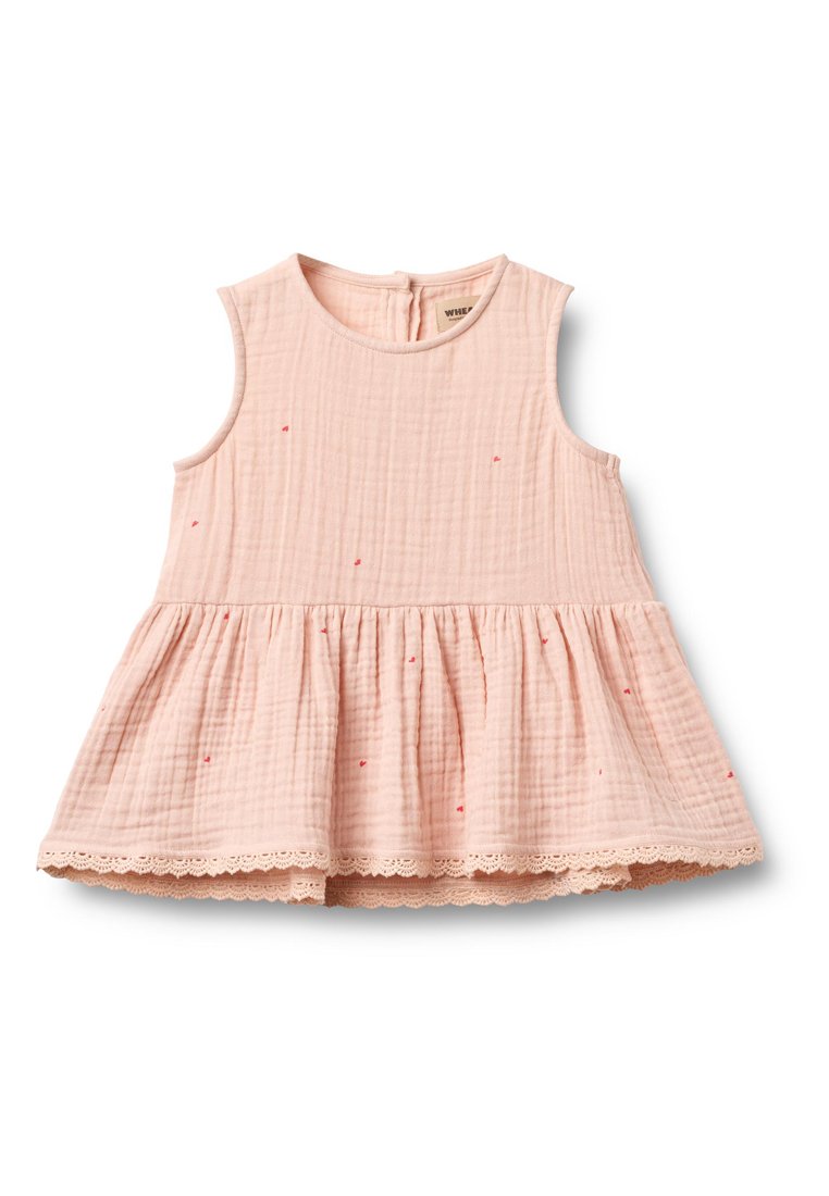 Hellrosa ärmelloses Kleid mit strukturierter Stoff, geraffter Taille und Spitzenbesatz. Verfügt über kleine rote Stickakzente überall.