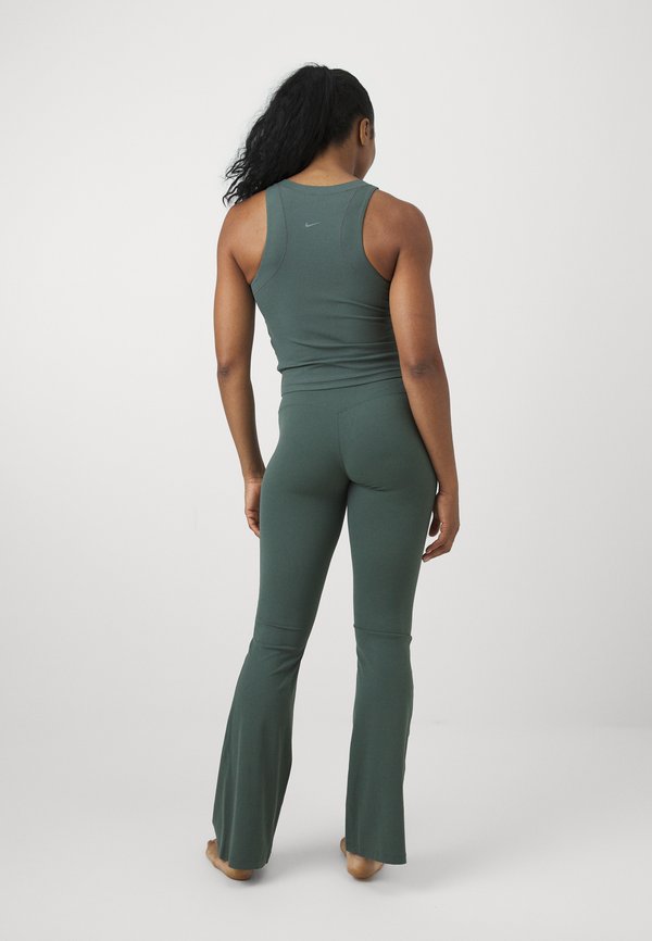 Nike Performance ZENVY FLARE