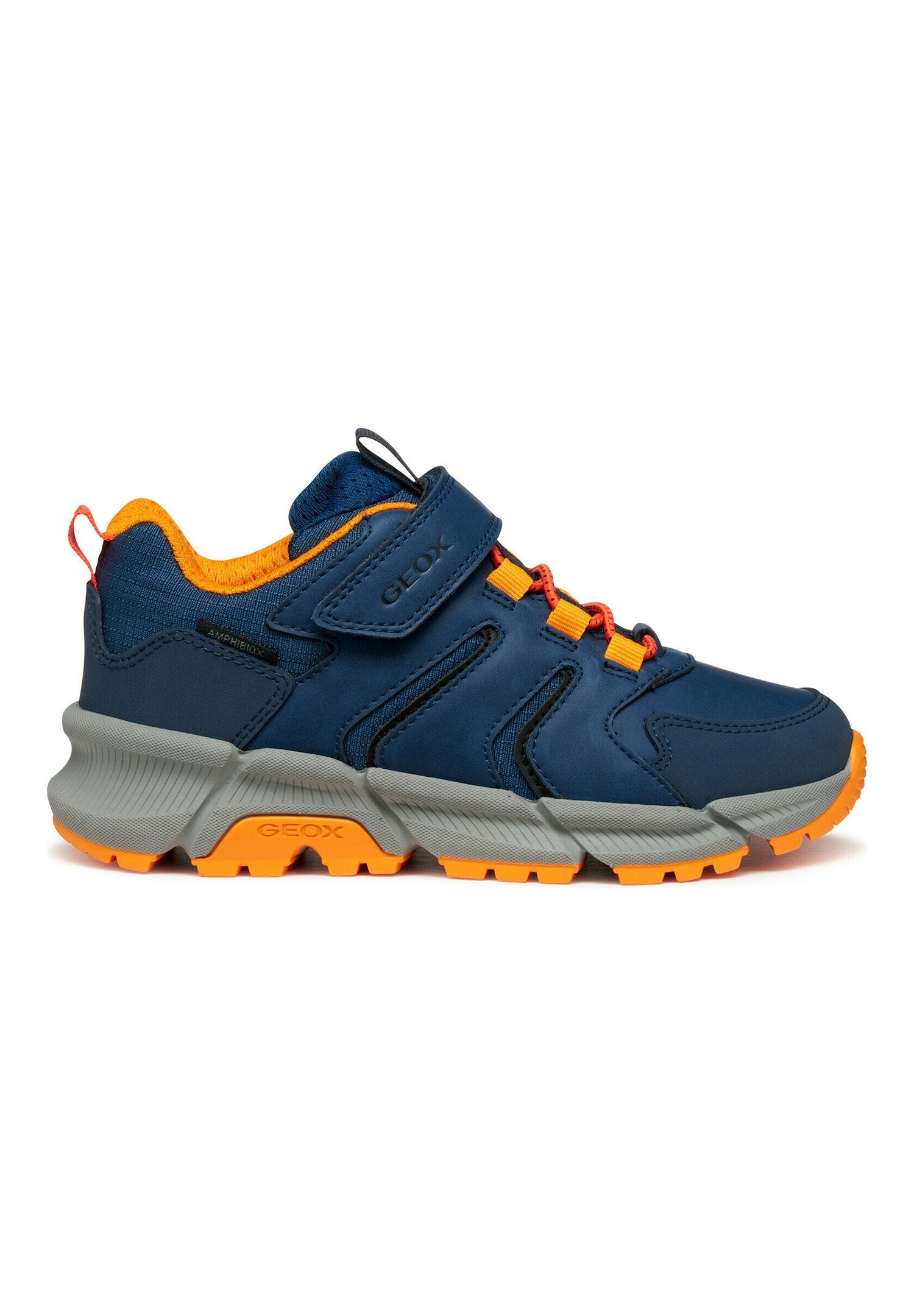 Blaue Ledersneaker mit orangefarbenen Akzenten, ausgestattet mit einem Klettverschlussriemen und einer grauen Gummisohle mit strukturierten Griffmustern.