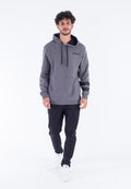 Grauer Kapuzenpullover mit schwarzen Akzenten und Kordeln. Verfügt über eine glatte Textur und ein gedrucktes Logo auf der Brust, kombiniert mit schwarzen Hosen und weißen Sneakers.