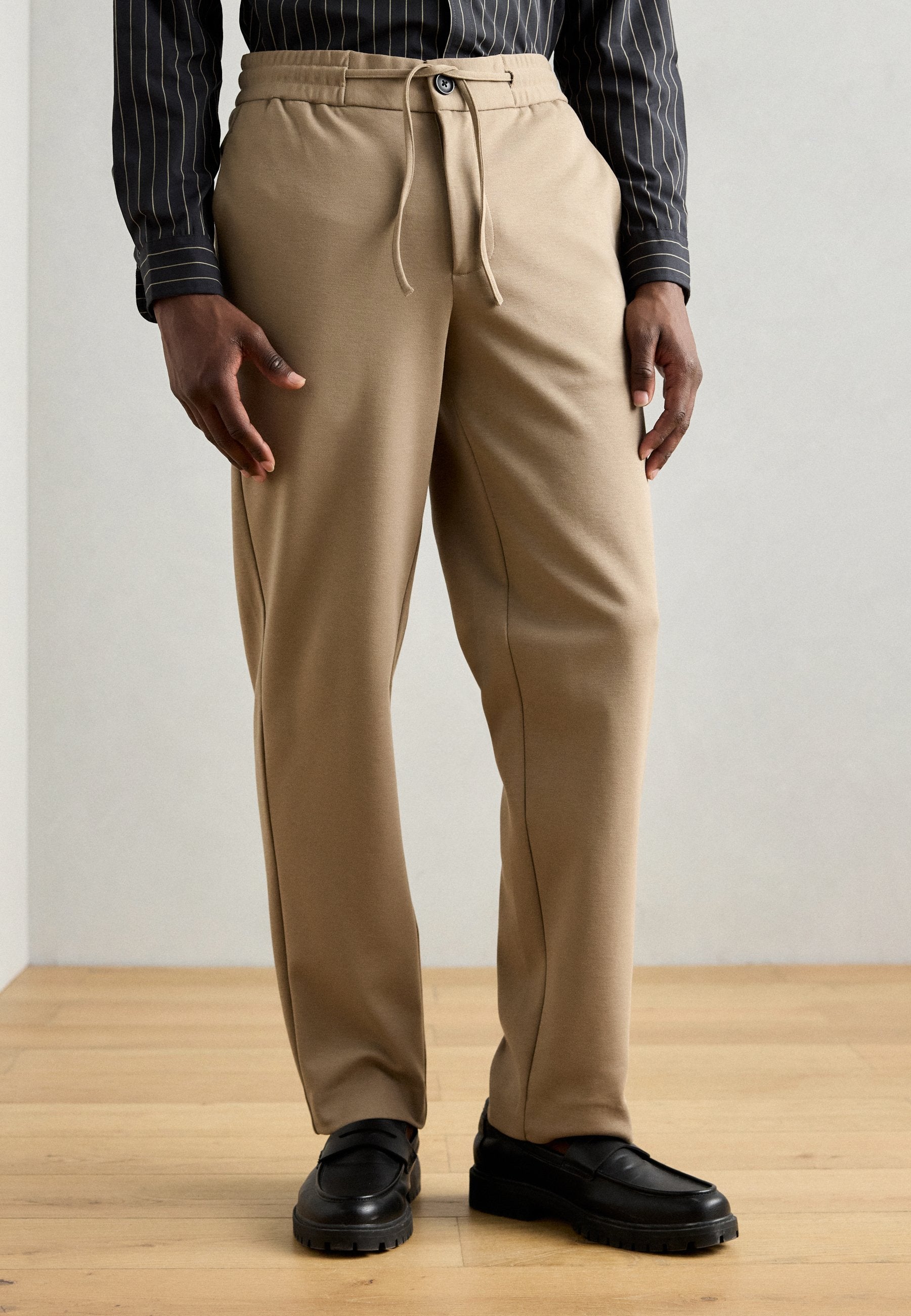 SUPERFLEX RELAXED FIT PANTS Media 3