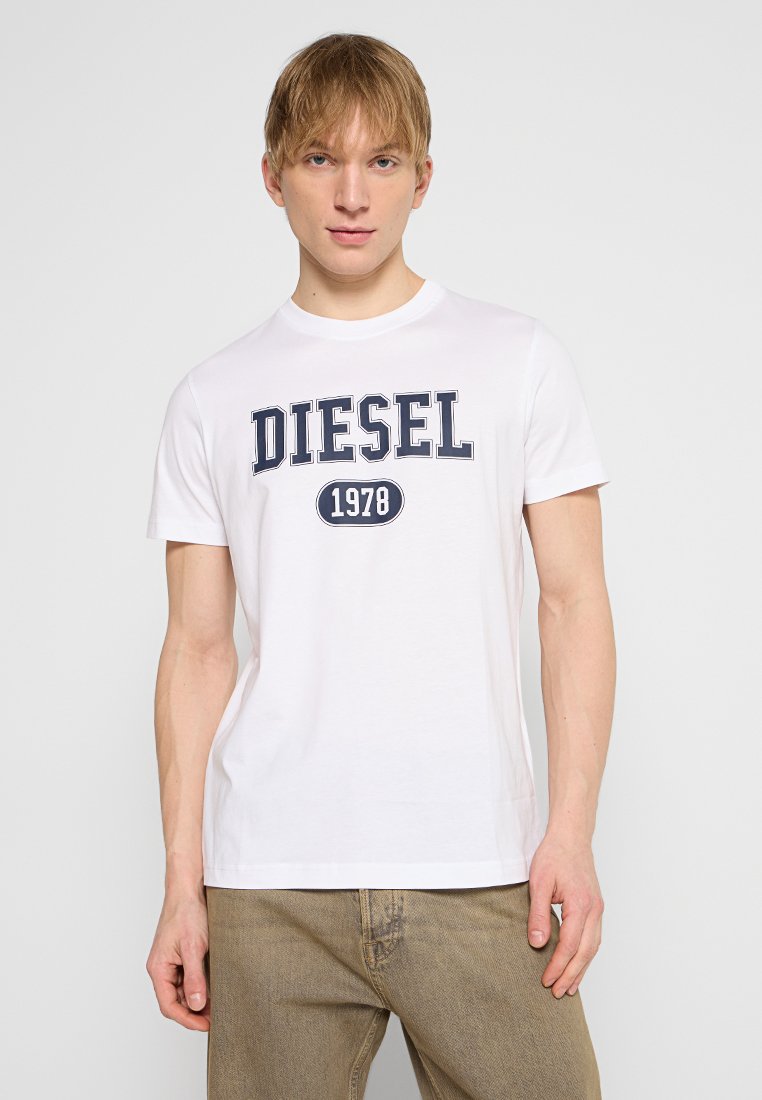 Weißes Baumwoll-T-Shirt mit einem navyblauen "DIESEL"-Logo und dem Text "1978" in einer abgerundeten Form. Standard Rundhalsausschnitt und kurze Ärmel.