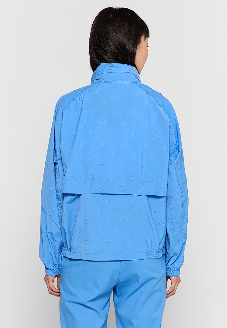 REGULAR FIT Media 3