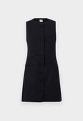 Ärmelloses Kleid aus dunkelblauem Stoff mit Rundhalsausschnitt, Frontknöpfen und zwei seitlichen Taschen. Schlichte, taillierte Silhouette und glatte Textur.