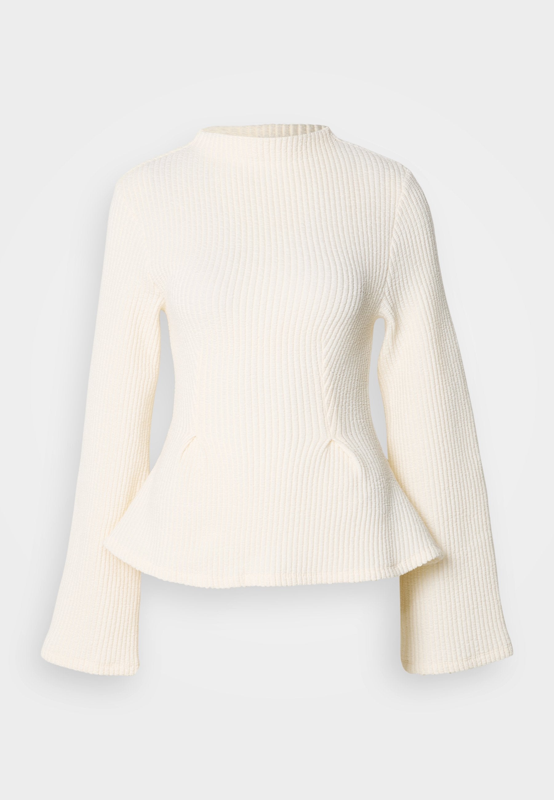 Cremfarbener rippenstrukturierter Pullover mit hohem Kragen, langen, ausgestellt geschnittenen Ärmeln und einem Pfeplumsaum. Die strukturierte Stoffqualität sorgt für visuelles Interesse.