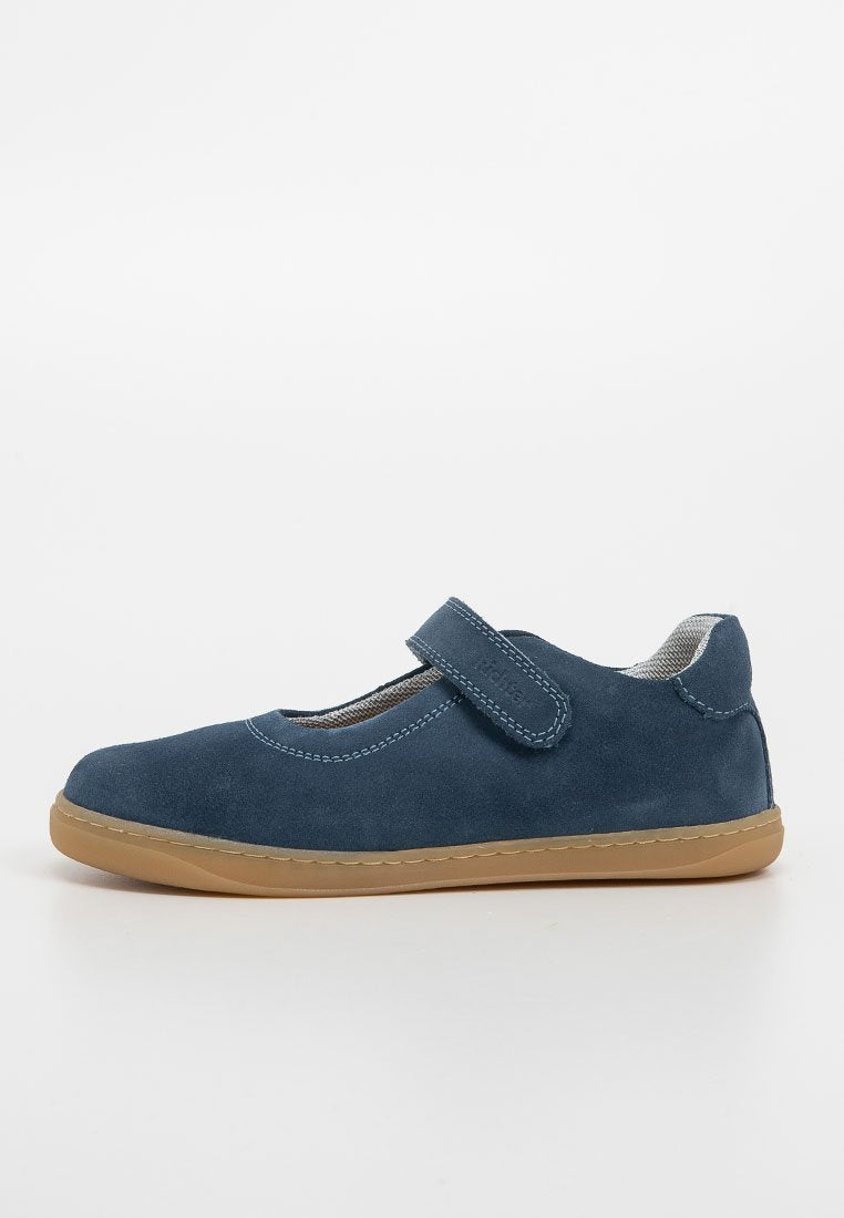 Blaue Wildleder-Kinderschuhe mit Klettverschluss, abgerundeter Zehenpartie, grauem Futter und Gummisohle. Mit kontrastierenden Nähten.
