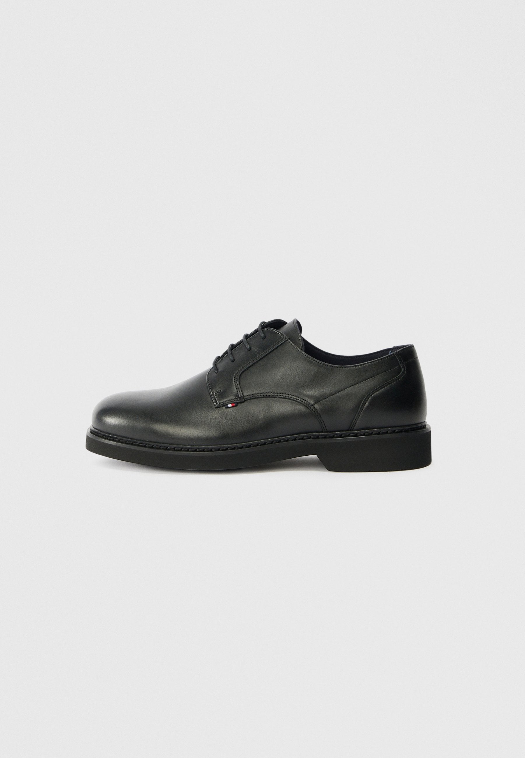 ULTRA LIGHTWEIGHT LEATHER DERBY SHOES Media 1