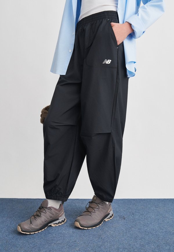 New Balance TRACKSIDE WOVEN - Tracksuit bottoms - black