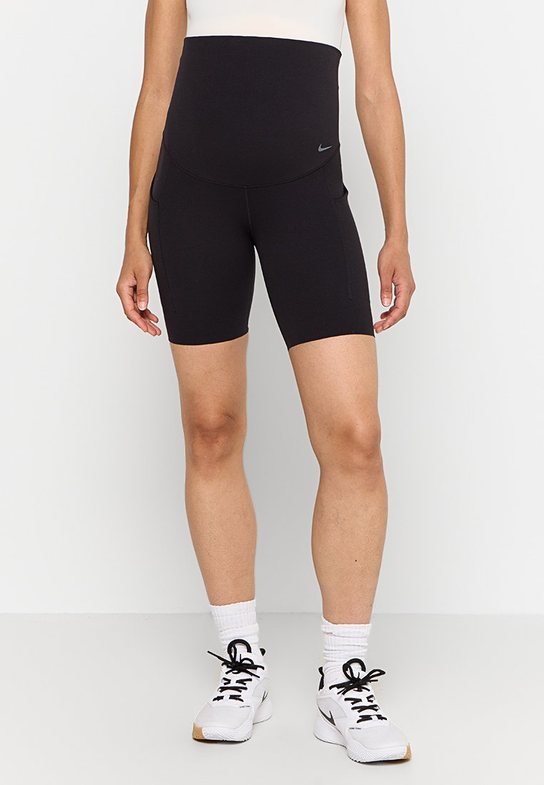 Hochtaillierte schwarze Schwangerschafts-Radshorts aus dehnbarem Stoff, ausgestattet mit einem stützenden Bund und seitlichen Taschen, entworfen für Komfort und Bewegungsfreiheit.