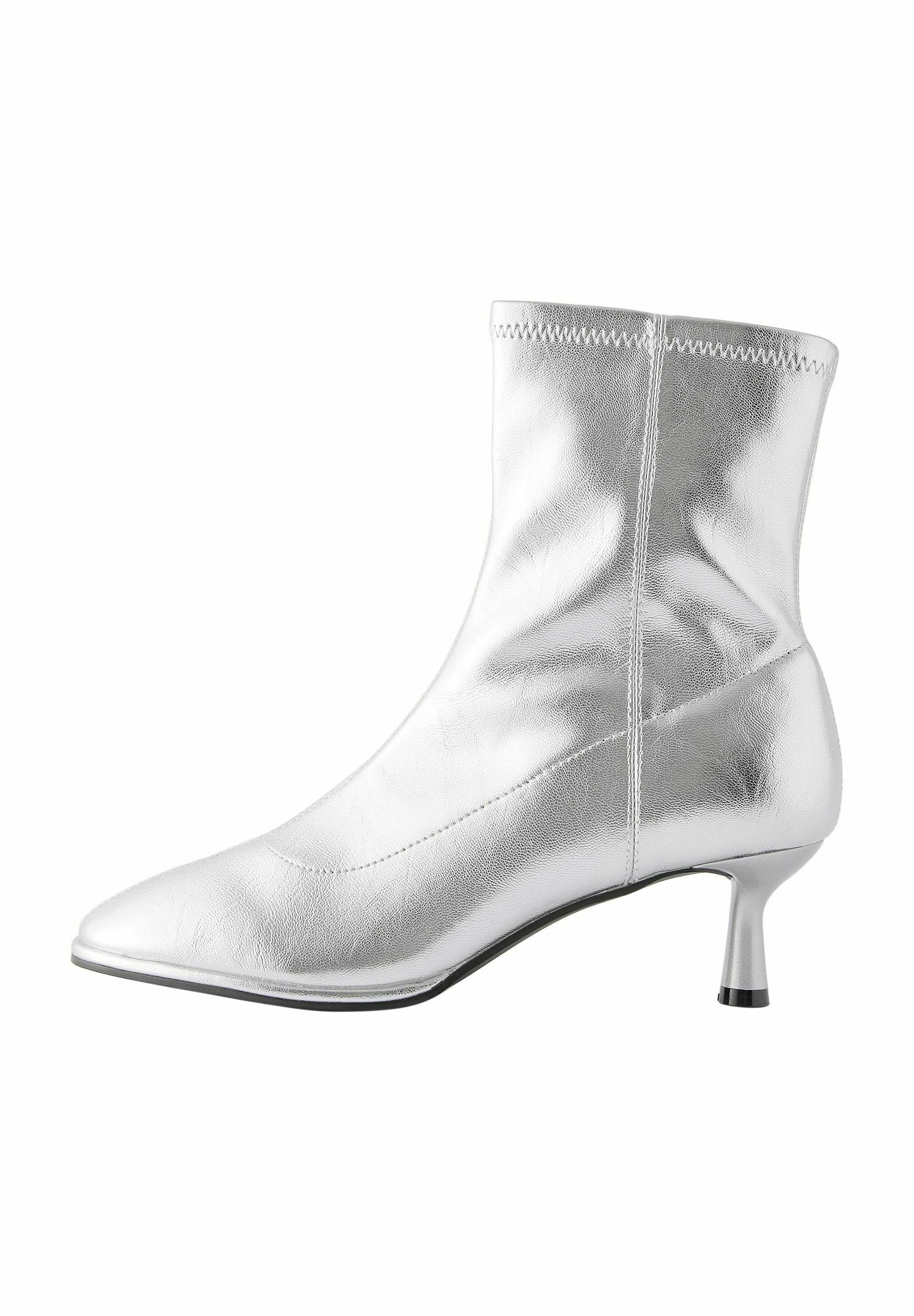 Silberne Knöchelboots aus glänzendem Metallic-Leder mit spitzer Zehenform, glatter Textur und 5 cm Kitten-Absatz.