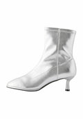 Silberne Knöchelboots aus glänzendem Metallic-Leder mit spitzer Zehenform, glatter Textur und 5 cm Kitten-Absatz.