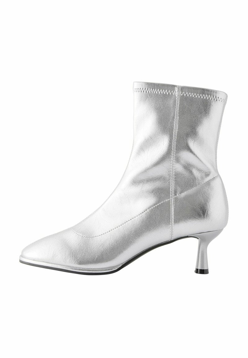 Silberne Knöchelboots aus glänzendem Metallic-Leder mit spitzer Zehenform, glatter Textur und 5 cm Kitten-Absatz.