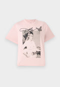 Rosa Baumwoll-T-Shirt mit einem schwarz-weißen Grafikbild einer Frau mit einer Gitarre, ergänzt durch den Namen "Dolly" in Schreibschrift und einem Schmetterling.