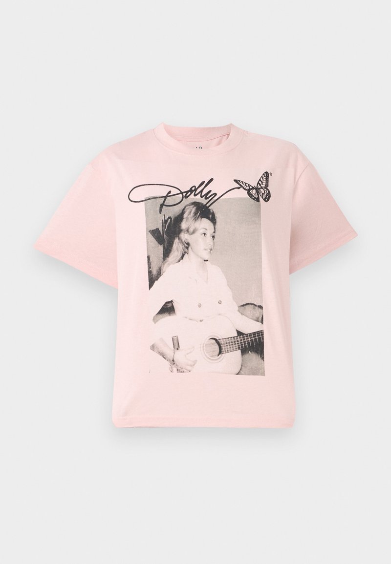 Rosa Baumwoll-T-Shirt mit einem schwarz-weißen Grafikbild einer Frau mit einer Gitarre, ergänzt durch den Namen "Dolly" in Schreibschrift und einem Schmetterling.