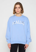 Hellblaues Sweatshirt mit Rundhalsausschnitt, das ein gedrucktes "KAUAI"-Logo und Palmen-Grafiken zeigt. Hergestellt aus weichem Stoff mit lockerer Passform.