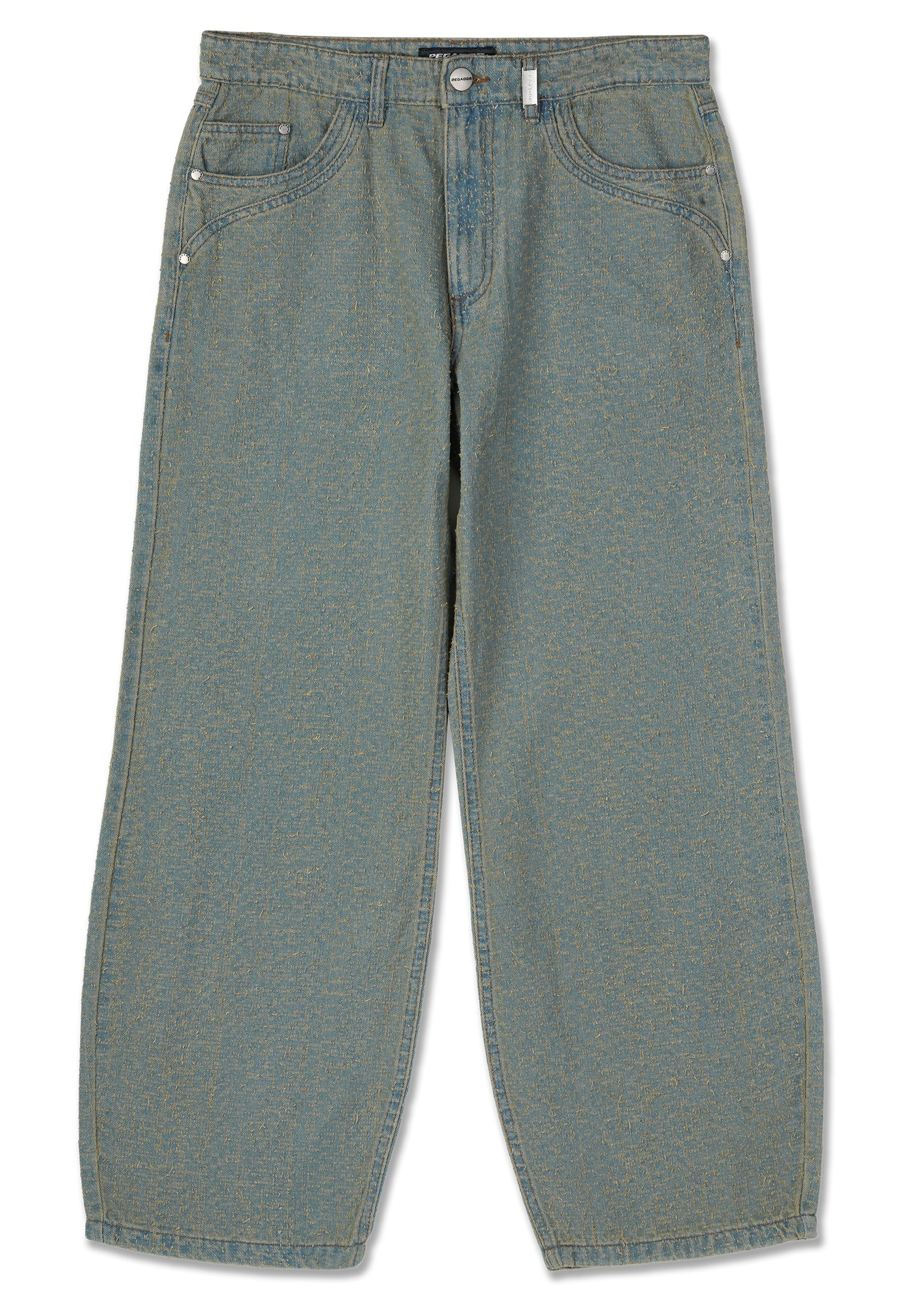 Hellblaue, weit geschnittene Jeans aus Denim mit fünf Taschen, kontrastierenden Nähten und subtiler Textur im gesamten Stoff.