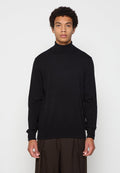 Schwarzer Rollkragenpullover mit langen Ärmeln, gerippter Textur und enganliegenden Bündchen. Schlichtes Design, aus weichem Stoff für Komfort gefertigt.
