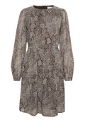 Braun gemustertes Kleid mit langen Ärmeln, das ein aufwendiges weißes botanisches Design, einen runden Ausschnitt und eine taillierte Taille mit leichtem Ausstellen bietet.