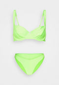 Neon grünes Bikini-Set aus einem weichen, glänzenden Stoff. Das Oberteil verfügt über Bügel-Cups und verstellbare Träger; der Slip hat eine v-förmige Vorderseite.