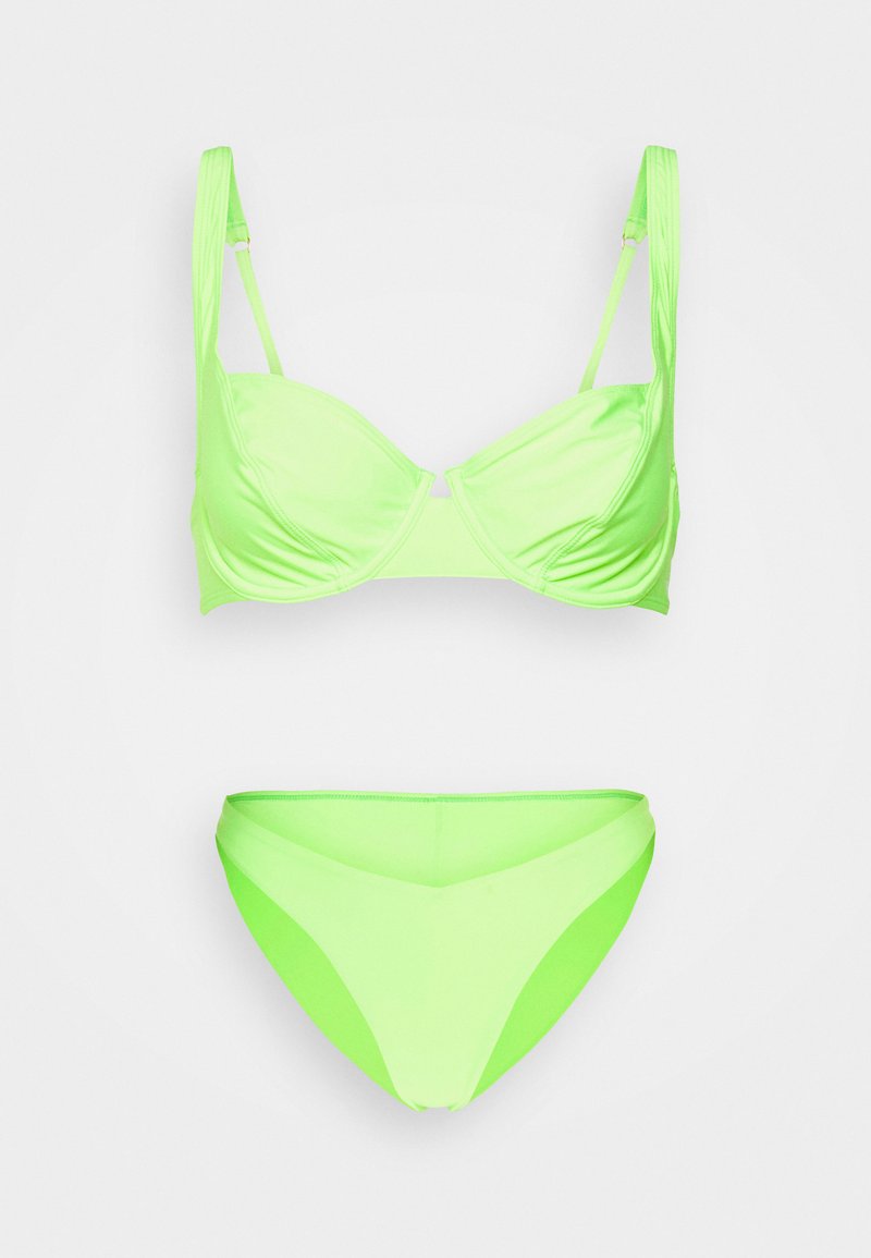 Neon grünes Bikini-Set aus einem weichen, glänzenden Stoff. Das Oberteil verfügt über Bügel-Cups und verstellbare Träger; der Slip hat eine v-förmige Vorderseite.