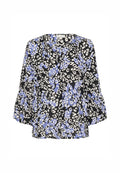 Schwarze Bluse mit blau-weißen Leopardenmustern, mit V-Ausschnitt, drei Viertel langen Glockenärmeln und einem lockeren Schnitt.