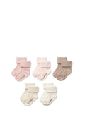 Set aus drei Paar Babystrümpfen in Hellrosa, Beige und Weiß. Gerippte Textur mit umgeschlagenen Bündchen; Logo an der Seite.