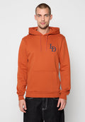 Oranger Pullover-Hoodie mit Fronttasche, Kapuze mit Kordelzug und marineblauem Logo auf der linken Brust. Hergestellt aus weichem, texturiertem Stoff.