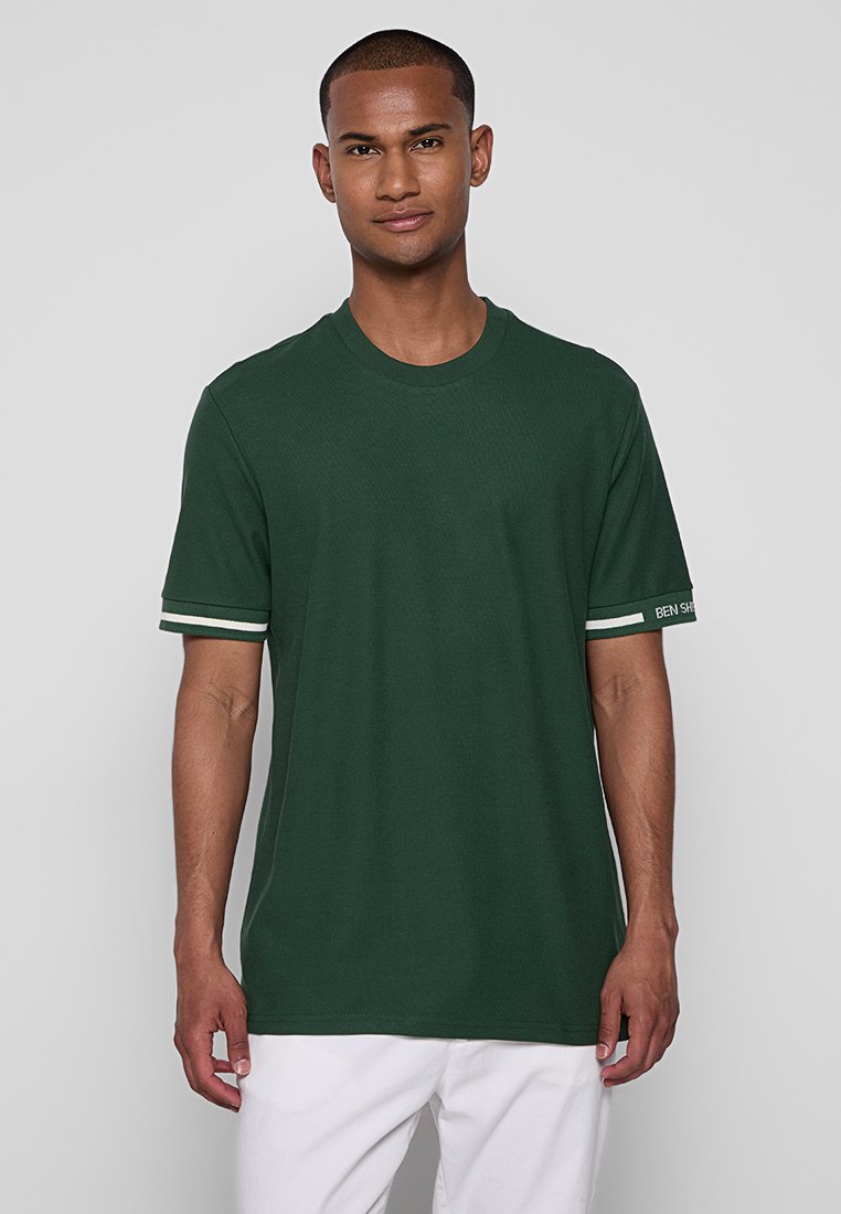 Dunkelgrünes kurzärmeliges T-Shirt aus Baumwolle, mit Rundhalsausschnitt und weißen gestreiften Akzenten an den Ärmeln.