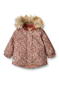 Blumenmusterjacke in Pink und Burgunderrot mit einer kunstpelzbesetzten Kapuze, Druckknopfverschluss und zwei Fronttaschen. Weicher Stoff mit gerippten Bündchen.