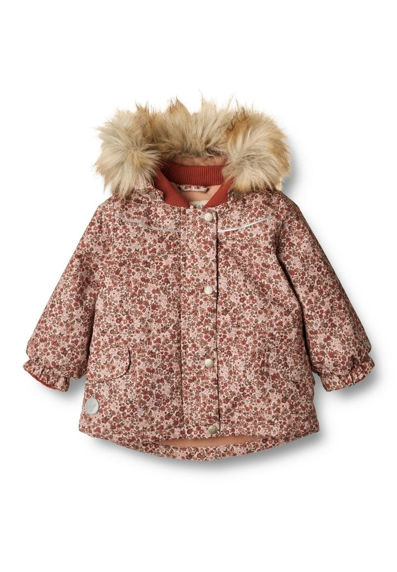 Blumenmusterjacke in Pink und Burgunderrot mit einer kunstpelzbesetzten Kapuze, Druckknopfverschluss und zwei Fronttaschen. Weicher Stoff mit gerippten Bündchen.
