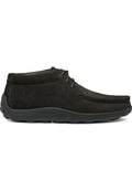 Schwarze Wildleder-Stiefeletten mit einer runden Zehenform, Detailnähten und einer schwarzen Gummisohle, die für Komfort und lässigen Tragekomfort ausgelegt sind.
