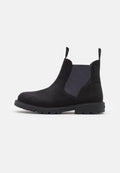 Schwarze Wildleder Chelsea-Boots mit elastischen seitlichen Einsätzen, Zuglaschen und robusten Gummisohlen. Sie verfügen über ein schlankes, minimalistisches Design.