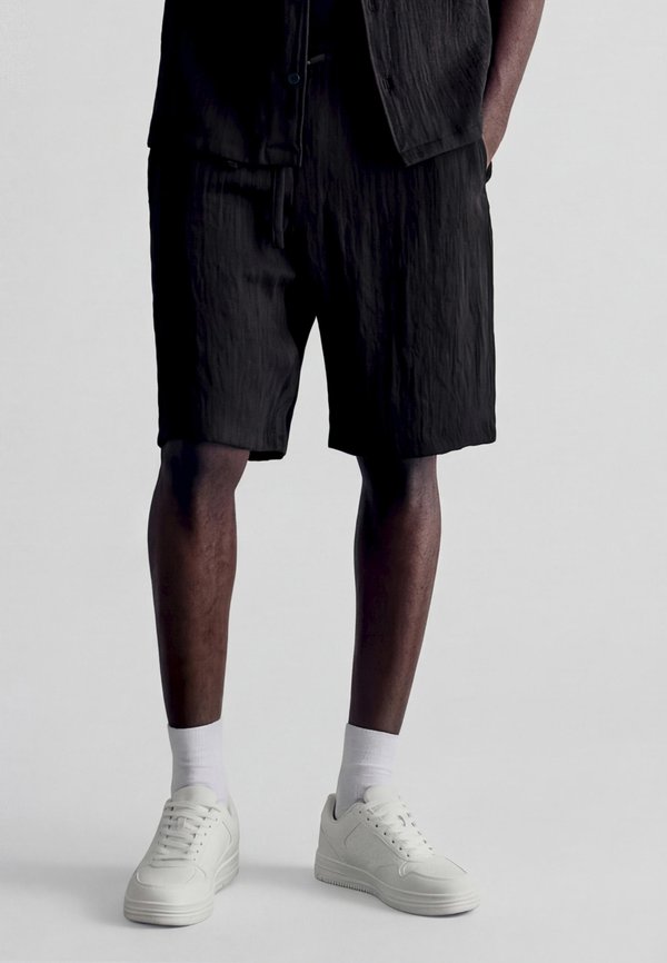 Bershka RUSTIC JOGGER - BERMUDA SHORTS 00998721 - Shorts - black