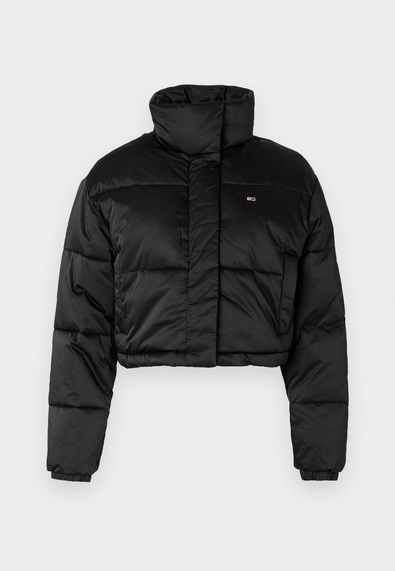 Gekürzte schwarze Daunenjacke mit hohem Kragen, gestepptem Design, elastischen Bündchen und einem kleinen Logo auf der linken Seite. Glattes, glänzendes Material.