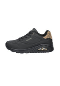 Schwarzer Sportschuh mit glattem Obermaterial, strukturiertem Leopardenmuster-Akzent an der Ferse und sichtbarer Luftpolsterung in der Außensohle.
