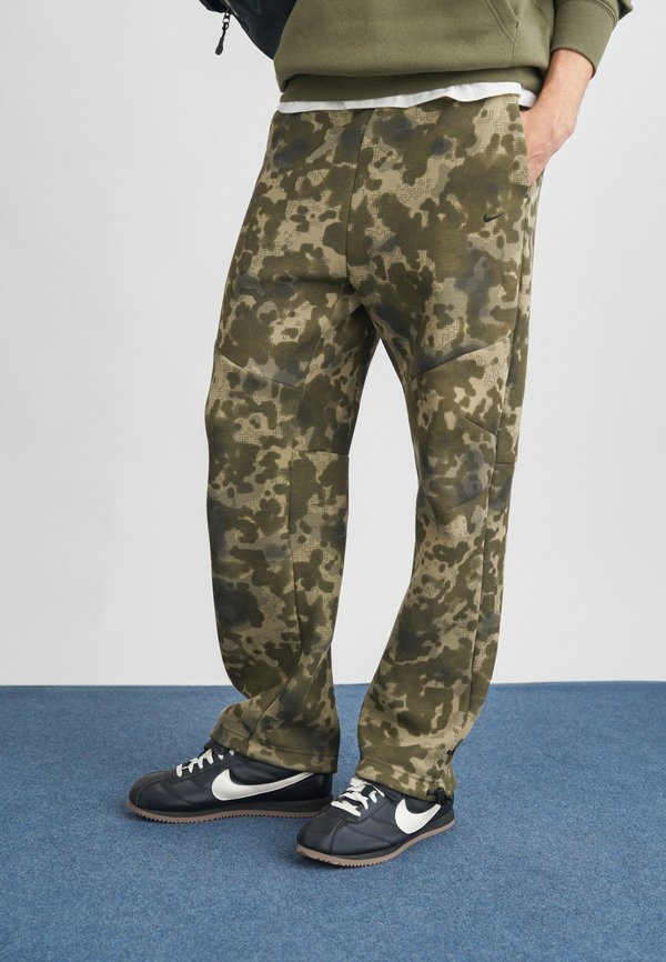Nike Sportswear Tracksuit bottoms - neutral olive/black