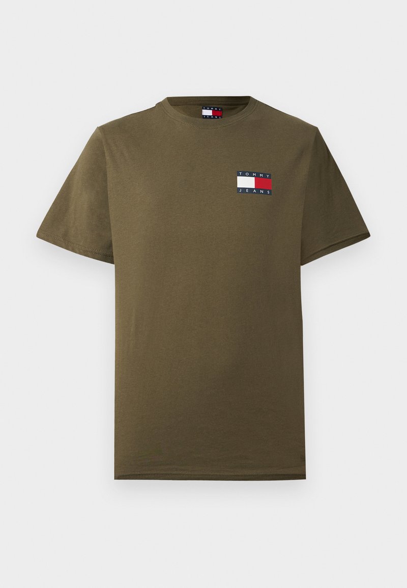 Olivgrünes Baumwoll-T-Shirt mit kurzen Ärmeln und einem kleinen Tommy Jeans Logo-Patch in Rot, Weiß und Marineblau auf der linken Brust.