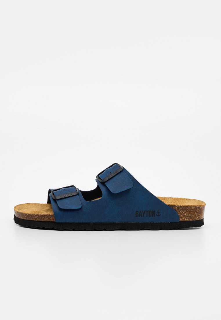 Blaue Sandale mit offenem Zehenbereich, Kork-Fußbett, zwei verstellbaren Schnallen und schwarzer Sohle, Seitenansicht auf weißem Hintergrund.