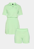 Sportoutfit in Mintgrün mit einem kragenlosen Poloshirt mit kurzen Ärmeln und einem passenden gefältelten Rock über eng anliegenden Shorts.