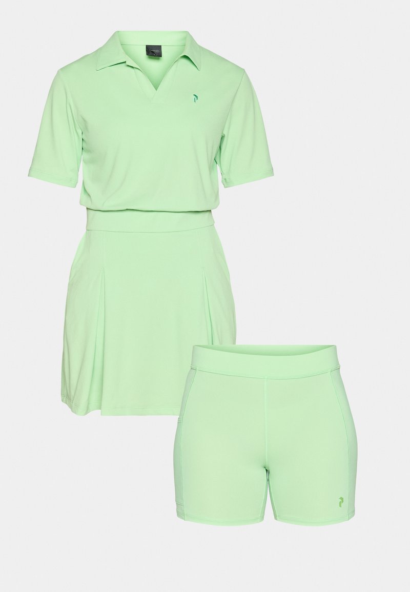 Sportoutfit in Mintgrün mit einem kragenlosen Poloshirt mit kurzen Ärmeln und einem passenden gefältelten Rock über eng anliegenden Shorts.