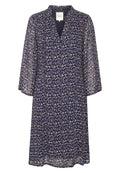 Blau und braun gemustertes knielanges Kleid mit Dreiviertelärmeln und V-Ausschnitt.