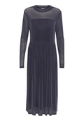 Navy Kleid mit langen Ärmeln, einer taillierten Passform und einem fließenden, plissierten Rock. Hergestellt aus einem transparenten, strukturierten Stoff mit dezentem Glanz.