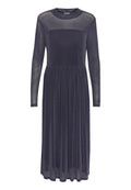 Navy Kleid mit langen Ärmeln, einer taillierten Passform und einem fließenden, plissierten Rock. Hergestellt aus einem transparenten, strukturierten Stoff mit dezentem Glanz.