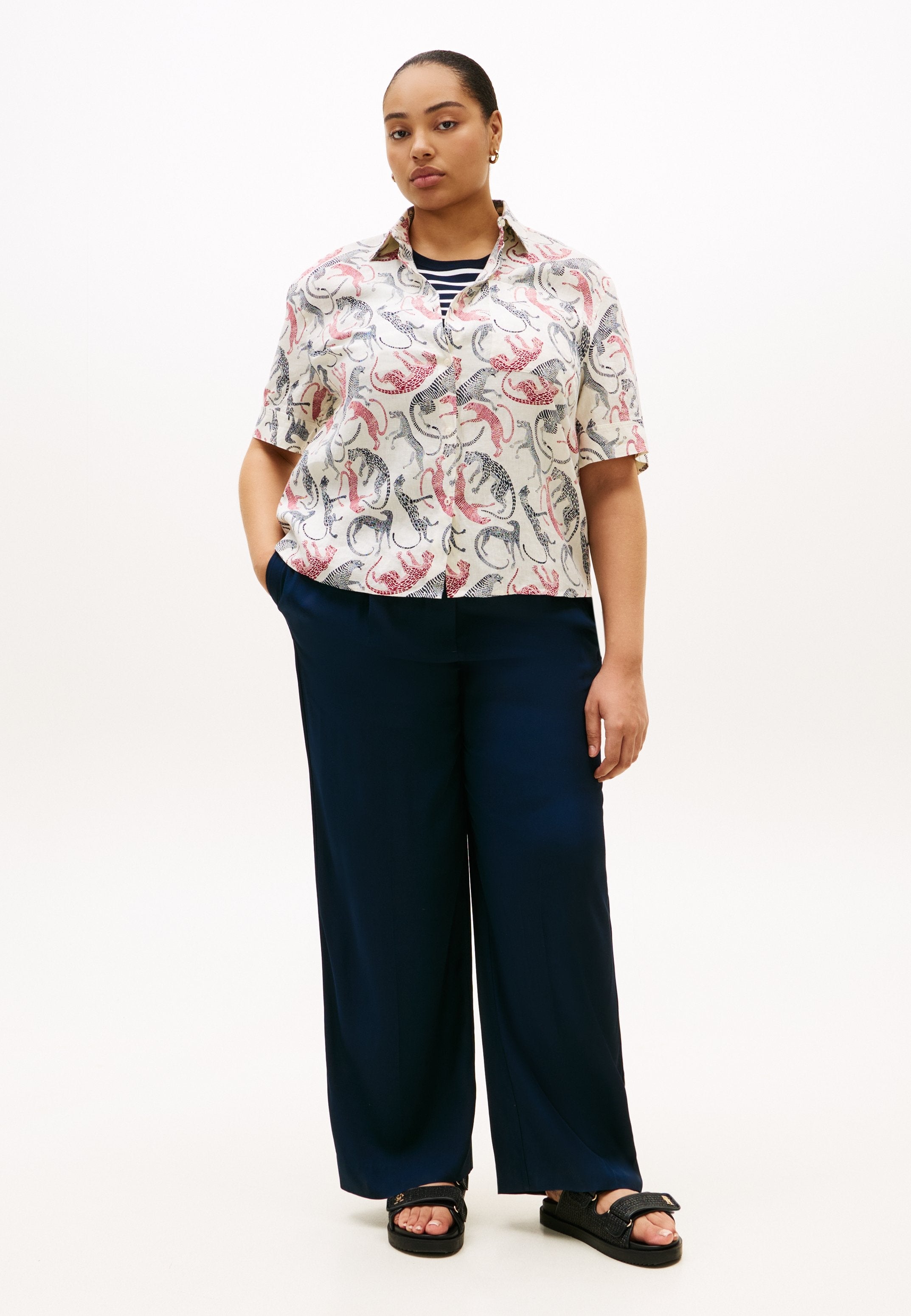 CURVE RELAXED FIT PURE LINEN SHIRT Media 2