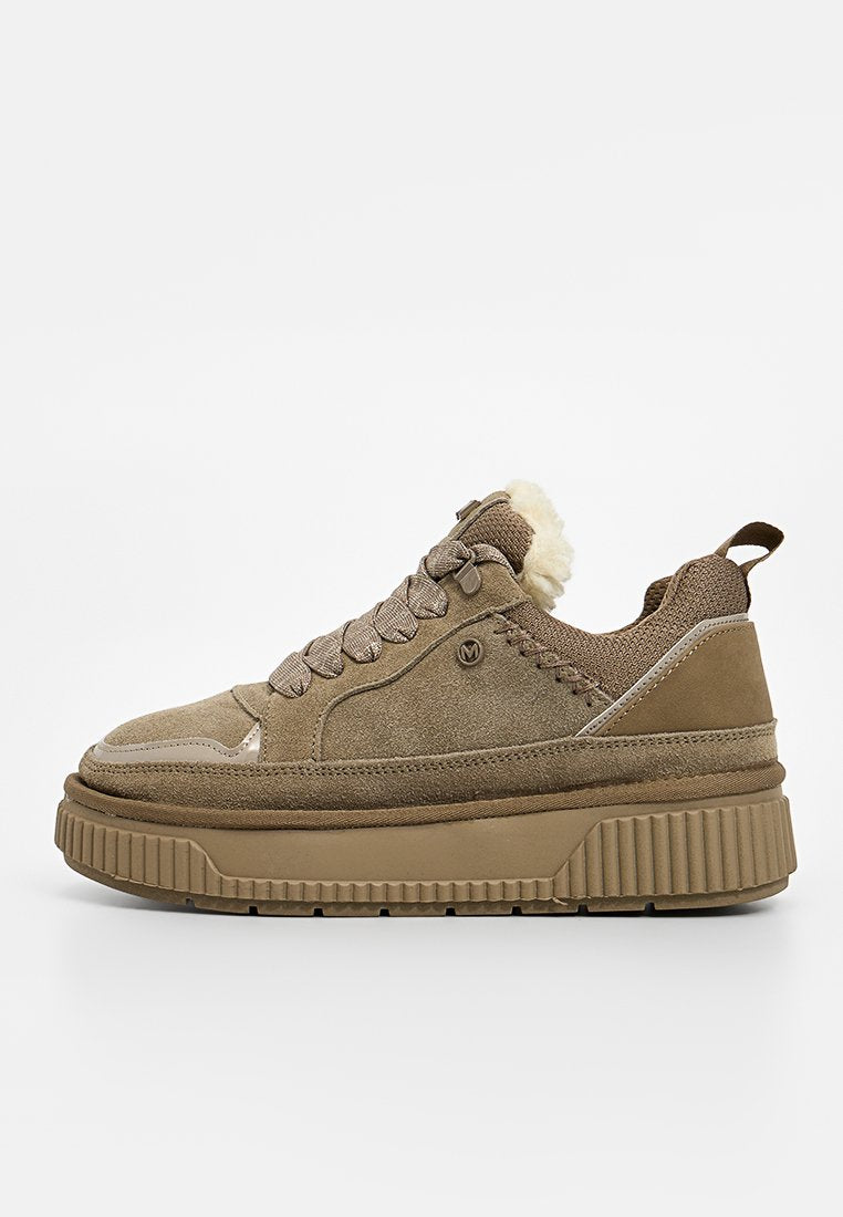 Braune Wildleder-Sneaker mit einer dicken Plattformsohle, strukturierten Akzenten und einem gemütlichen Futter. Schnürverschluss mit einer Lasche an der Rückseite für einfaches An- und Ausziehen.
