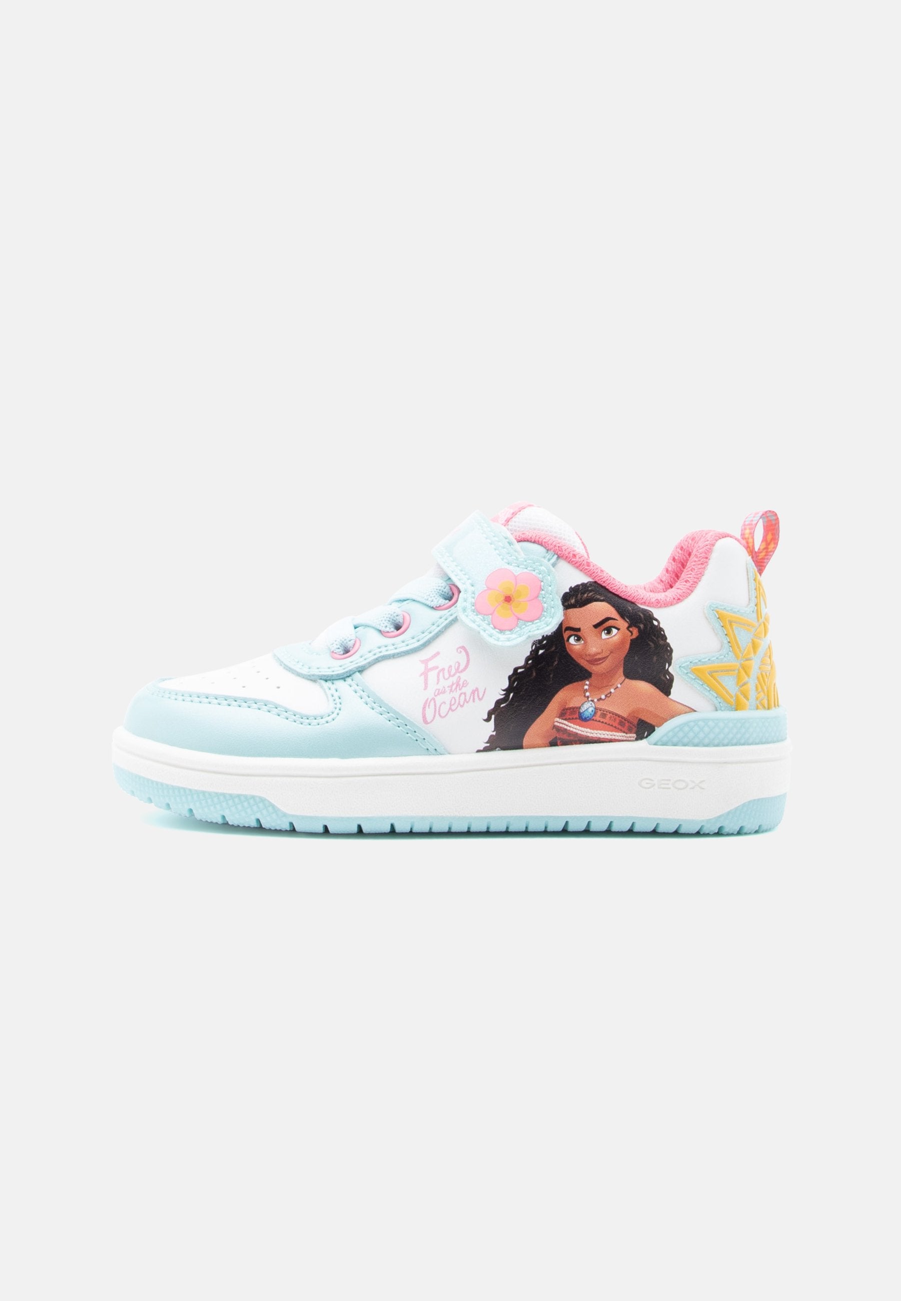 Kinderschuh mit hellblauem und weißem Design, pinkem Innenfutter, Blumendetails, Charakter-Grafik und dem Schriftzug "Free at the Ocean" an der Seite.