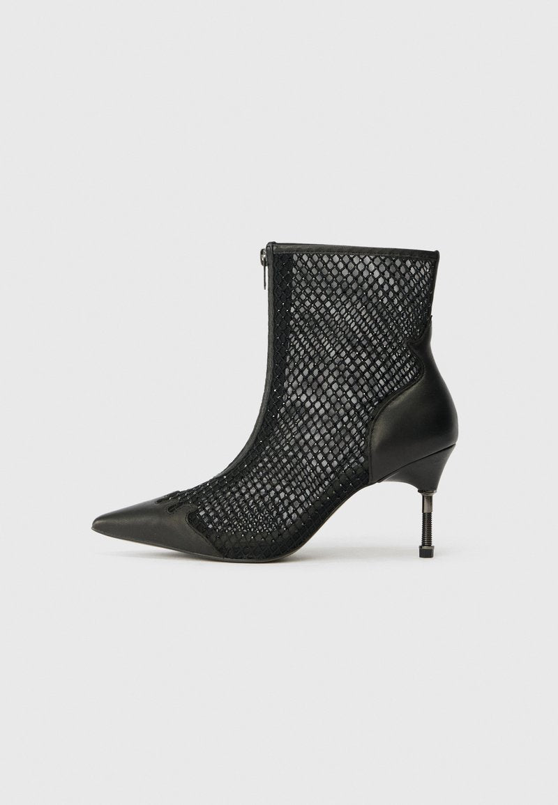Schwarze Stiefelette mit spitzem Zeh, Netzseiten, Lederfersenstütze und einem schlanken Stiletto-Absatz mit einem geometrischen metallischen Detail.